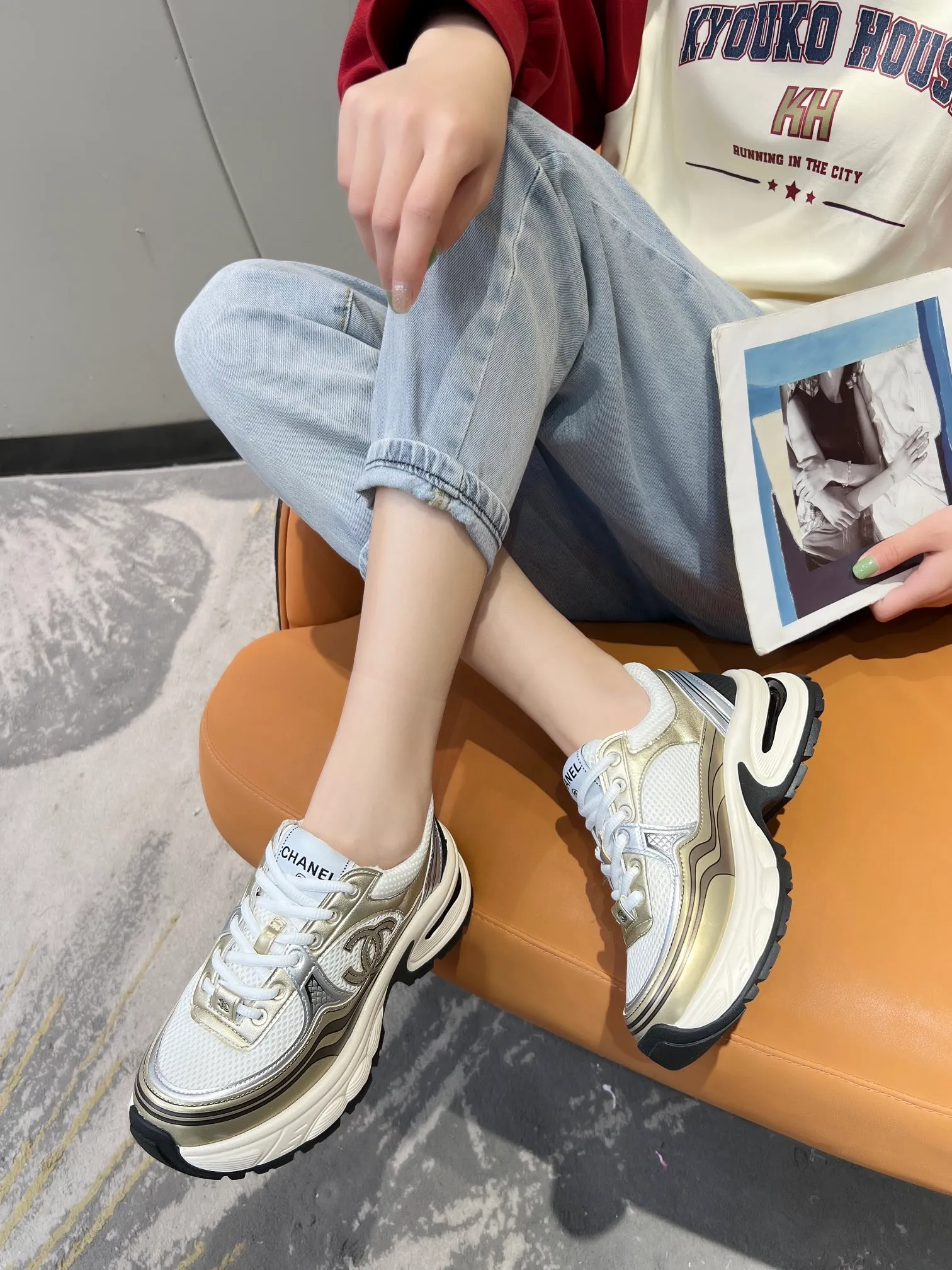 👟👟Ex-factory price 640👟👟 Women's shoe factory chanel Chanel early spring vacation series latest casual sports shoes silver white, gold white, silver gray, black and red! Incomparably beautiful and easy to wear, very light, the lining is also super soft, super comfortable, the upper is breathable, the color is high-end and durable, versatile. Upper: cowhide and cloth stitching. Inner: breathable mesh. Original foam combination outsole. Size: 35-40.
